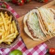 2  Burger takosa + pomfrit