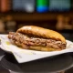 Philly chessesteak i pomfrit