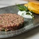 Tatar biftek sa tost hlebom i puterom