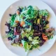 Fitnes salata sa svežim povrćem i semenkama