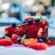 Ruzmarin cheese cake sa svežim voćem i sosom od jagoda