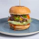 Hot burger sa slaninom i jalapeno parikom