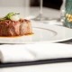 Filet mignon sa aromatizovanim puterom i pomfritom