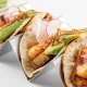 Cepkana prasetina u domaćoj tortilji sa Sriracha sosom, avokadom i prazilukom