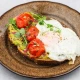Avokado tost + jaje na oko (V)
