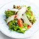 Miks zelenih salata sa čerijem i parmezanom