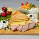 Palačinka pečenica, kačkavalj, susam salata